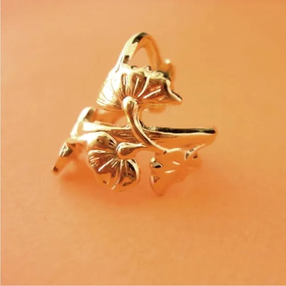 New 18k Yellow Gold Plated Leaf Ear Cuff - Picture 3 of 3